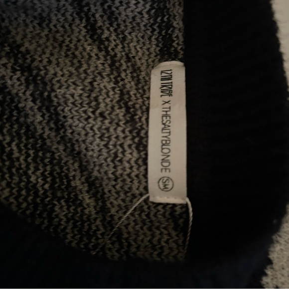 Abstract Sweater - Picture 7 of 7